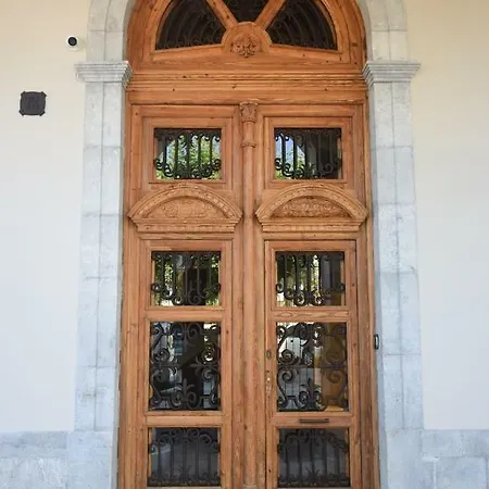 Port Plaza Apartment *